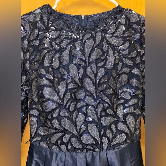 Elegant Navy Evening Gown - Picture 2 of 5